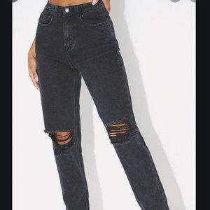 PRETTYLITTLETHING WASHED BLACK KNEE RIP MOM JEAN